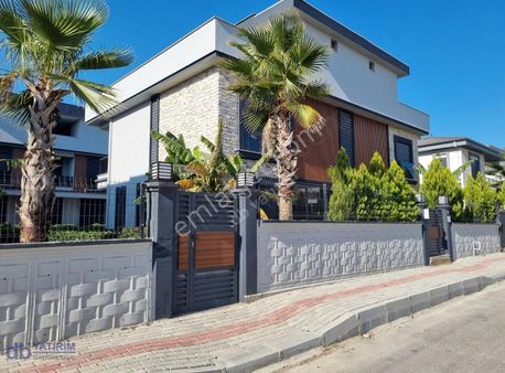 Menderes Gölcükler De Havuzlu Site İçinde Satılık 4+1 Lüks Villa