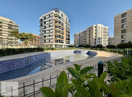 Antalya Çankaya'da Manzaralı Sitede Havuzlu Kapalı Otoparklı Ebeveyn Banyolu 3+1