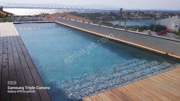 İzmir Çeşme Ardıç Deniz Manzaralı Asansörlü Havuzlu 6+2 Tripleks Müstakil Villa