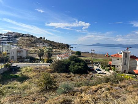 Seferihisar Akarca’da Ana Cadde Üzeri, Denize 117 M Mesafede, 1320 M² İmarlı Emsalsiz Arsa!