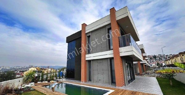 Kuşadası Karaova'da Satılık Özel Havuzlu Villa