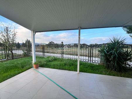 Seferihisar Düzce Mahallesi’nde, Merkezi Konumda, Geniş Bahçeli Ve Teraslı Satılık Villa