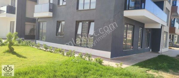 Esenler De Peyzaj Ve Havuz Manzaralı Bahçe Kullanımlı 2+1 Daire