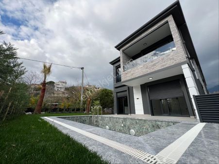 Akçay Oya Gayrimenkul'den Doğa İçinde 4+1 Havuzlu Villa