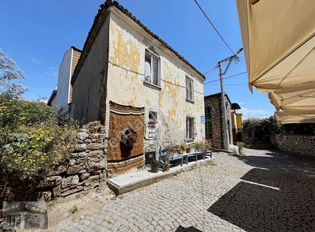 Ayvalık Küçükköy'de Çarşı İçinde Köşe Konumlu 3+1 Rum Evi
