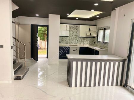 Kuşadası Davutlar Sahil Yolunda Tek Müstakil Özel Havuzlu 4+1 Villa