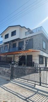 Dikili Cumhuriyet Mahallesinde Denize 100 Metre Uzaklıkta 6+1 Ebebeyn Banyolu Lüx Villa