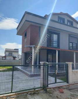 Dikili Cumhuriyet Mahallesi Çetin Emeç Mevkinde Denize 700 Metre Ebebeyn Banyolu 3+1 Bahçeli Villa