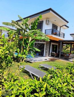 Ayvalık'ta Botanik Bahçe İçinde Yüzme Havuzlu 3+1 Satılık Villa