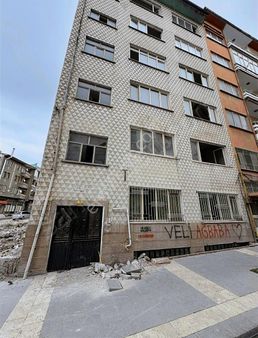 Sıtma Pınarı Alt Geçidi Çıkışında Satılık Komple Bina