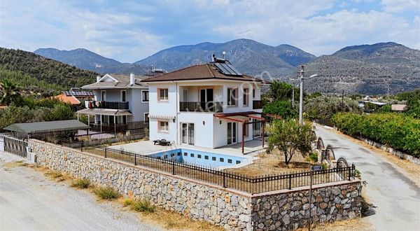 4+1 Köşe Parsel İçerisinde Müstakil Villa