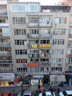 Oldpol Emlak'tan Sakarya 1 Caddesınde Ara Kat Ister Yatırımlık Ister Isyerı Merkezı Konumda 2+1