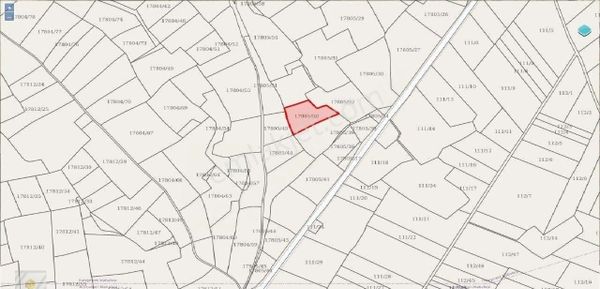 Danişment Mahallesinde Ana Yola Yakınsatılık Tarla