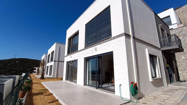 Aydın Akbük'te Satılık Deniz Manzaralı Havuzlu Site İçerisinde Eşyasız Villa