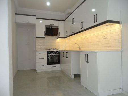 Salihli İstasyonda Namık Kemal Mah.ferah Cad. 3+1 100m2 İçi Tadilatlı Ara Kat
