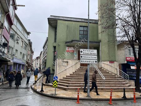 Üsküdar Merkez Çarşıda Dükkan*