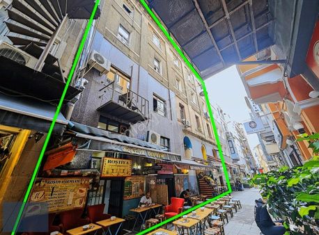 Beyoğlu İstiklal Caddesi Yakını Geniş Kullanım Alanlı Kupon Bina