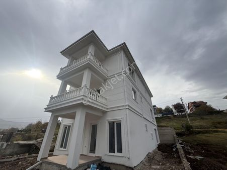 Basıskele Yenıköy Bölgesınde 6+2 Özel Mimarisiyle Müstakıl Vılla