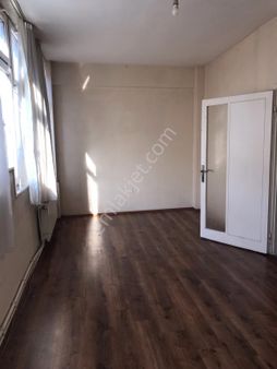 Sözgen'den Beyoğlu Kasımpaşa Kızılay Meydanı'nda Kiralık 1+1, 70m2, 2.kat Daire - 267k