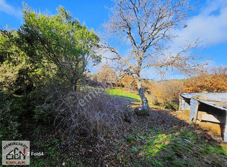 Ahmetçe Köyünde İzmir Asfaltına Yakın Yolu Olan Tarla.