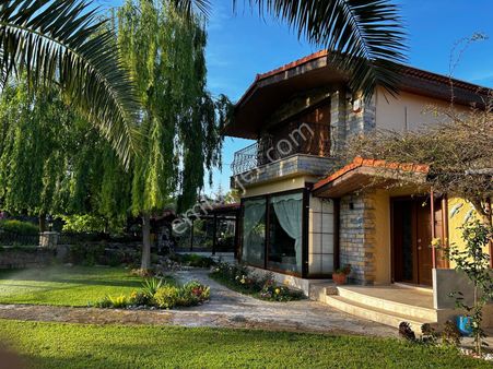 Urla Çeşmealtın Da 637m2 Arsa İçinde Geniş Bahçeli Köşe Villa