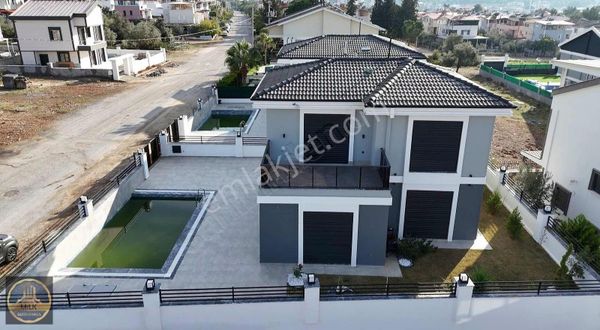 Akbük Merkezde Geniş Bahçe Ve Müstakil Havuzlu Lüks Villa