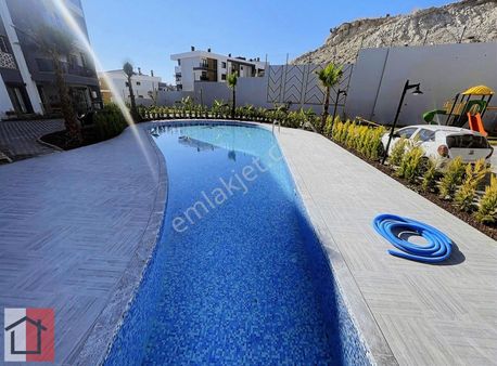 Kuşadasında Havuzlu Sitede Bahçesi Tapuya İşli Muhteşem Daire