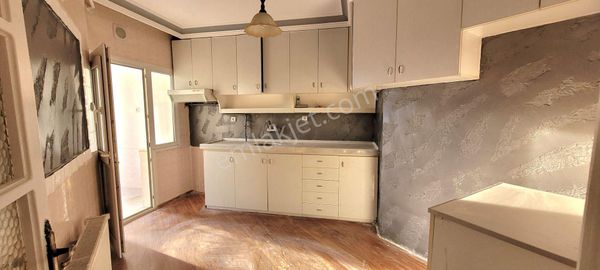 Berrin Nadir'den Hasarsız Merkezi Konumdaki Binada Kombili Geniş Kapalı Mutfak 3+1