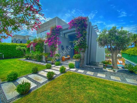 Dağıstan Gayrimenkul Çeşme'de 6+1 Satılık Ultra Lüks Villa