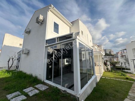 Kuşadası Yavansu Mah Satılık Havuzlu Site İçerisinde 4+1 Villa