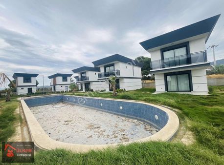 Kuşadası Davutlar Müstakil Bahçeli 3+1 Ortak Havuzlu Villa
