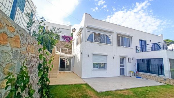 Bodrum Nağme Sitesi'nde Geniş Bahçeli 3+1 Villa