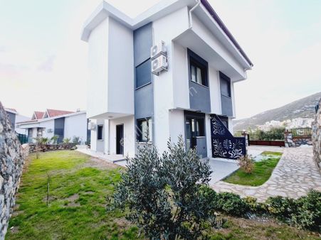 Akbükde Ful Deniz Manzaralı Eşyalı Otoparklı 4+1 Triblex Villa
