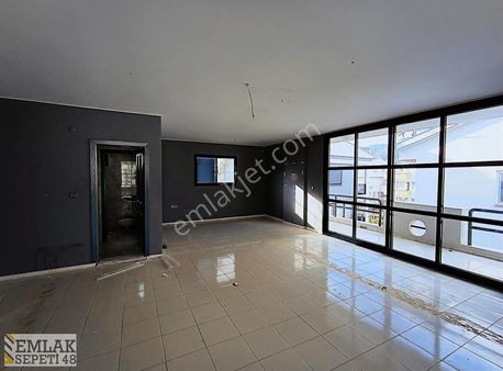 Marmaris Merkezi Konumda Cadde Üzeri Kiralık Ofis