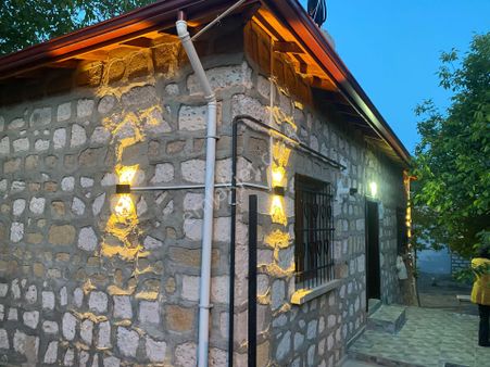 Dora Gayrimenkul'den Fertek'in Girişinde Harika Konumda Müstakil Taş Ev