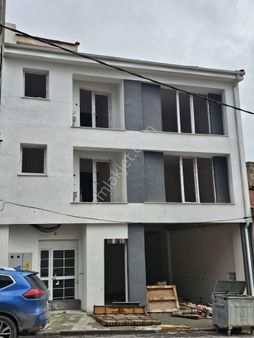 ***akademi Emlak'tan Cadde Üzeri Ticari Komple Kiralık Bina***