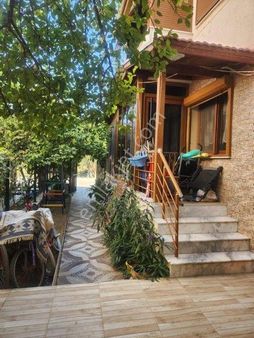 Seferihisarda Site İçinde Eşyalı Satılık 5+1 Villa
