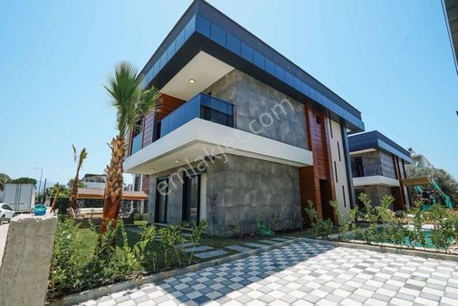 Müstakil Özel Havuzlu 4+1 Satılık Villa