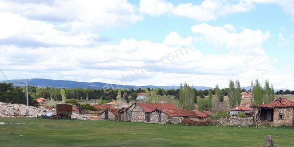 Kütahya Aslanapa 2.829 M2 Yola Cephe İlçeye Yakın Dümdüz Arazi !