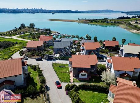 Site İçi 720 M2 Arsa İçerisinde Göl Manzaralı Köşe Başı Villa
