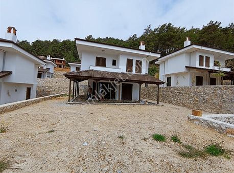 Marmaris Çetibelinde 450 M² Arsa İçerisinde 5+1 Satılık Villa