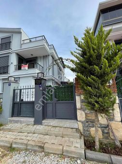 Efeler Mahallesi’nde Merkezi Konumda 3+1 Villa!