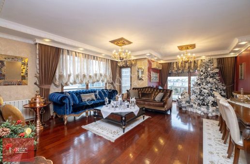 Acıbadem De Müthiş Lokasyonda Teraslı 5+1 Satılık Dubleks Daire