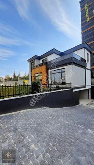 Mermeroğlu Caddesinde 580 M2 Üzerine Kurulmuş 5+2 Ultralüx Villa