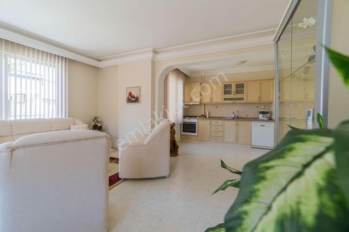 Alanya Merkezde Site İçinde Ara Katta Satılık 2+1 Bakımlı Daire
