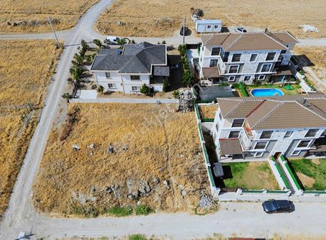 İzmir Foça Bağarası Satılık 512 M2 Köşe Parsel Villa Arsası