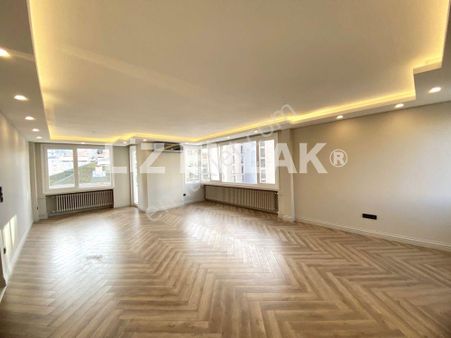 Kalamışta Yatırımlık Binada 220m2. 4+1 Balkonlu Katta Tek Satılık Daire