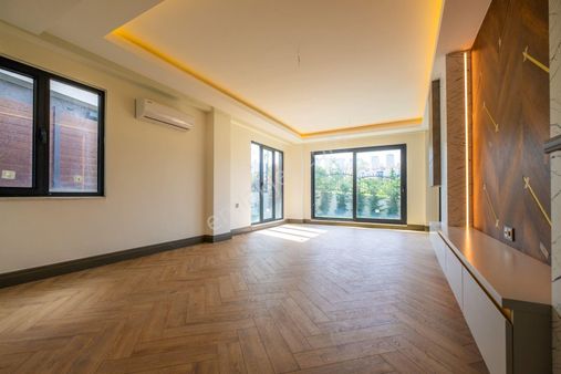 Bahçeşehir'de Satılık 5+2 Tam Müstakil Villa Senet Vade Ödeme İmkanlı