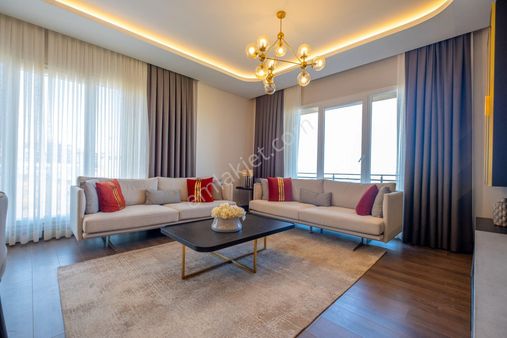 Bahçeşehir'de Tl Vadeli Satılık Bahçeli 3+1 Daire