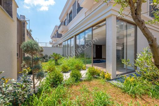 Mimaroba'da Panoramik Deniz Manzaralı 7+2 Satılık Villa